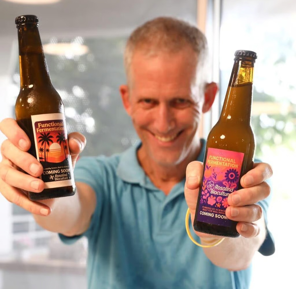 Ông Menashe Haskin với sản phẩm bia tốt cho sức khỏe