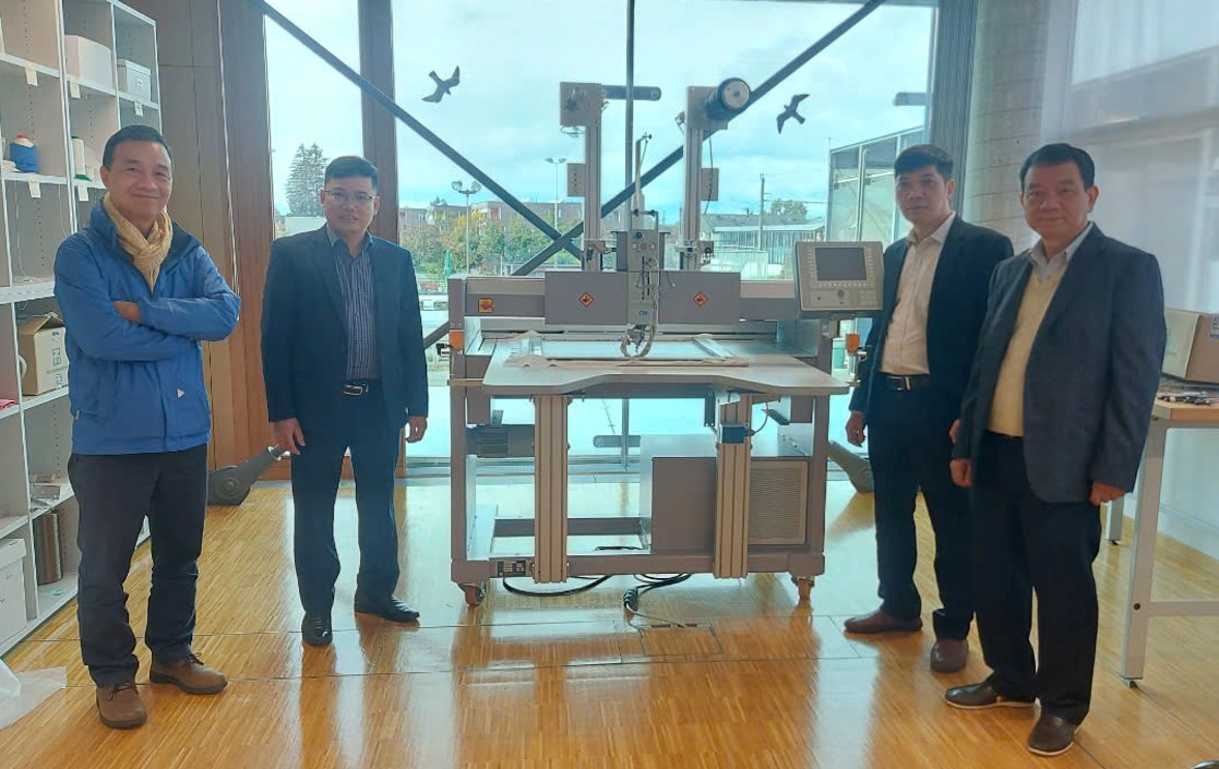 PGS.TS Ngô Trịnh Tùng (ngoài cùng bên phải) và GS.TS Tùng Phạm (ngoài cùng bên trái) cùng các thành viên nhóm nghiên cứu tại Viện Nghiên cứu hóa lý vải sợi, Đại học Innsbruck