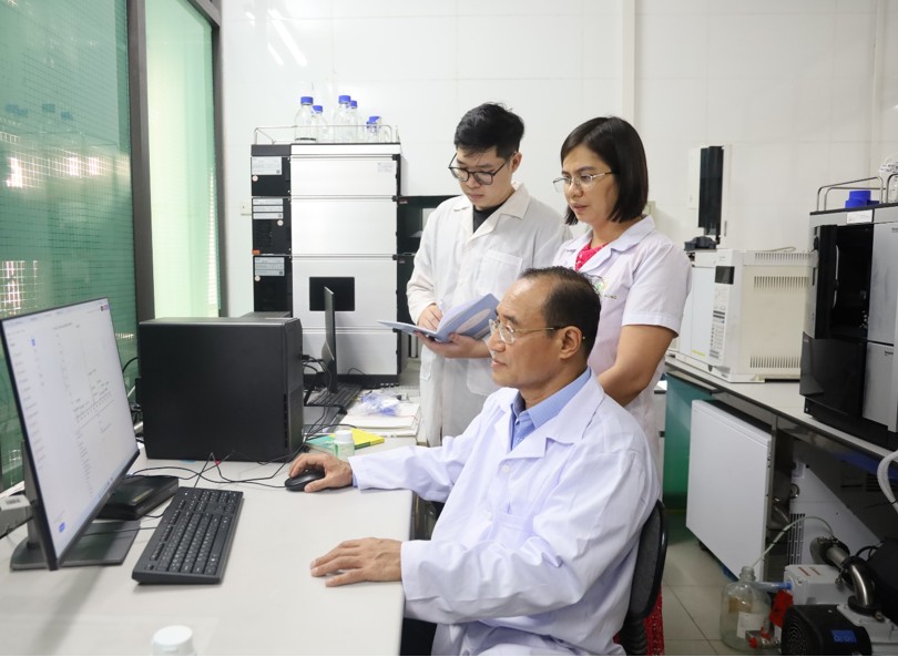 GS.TS. Nguyễn Mạnh Cường cùng nhóm nghiên cứu tại phòng thí nghiệm
