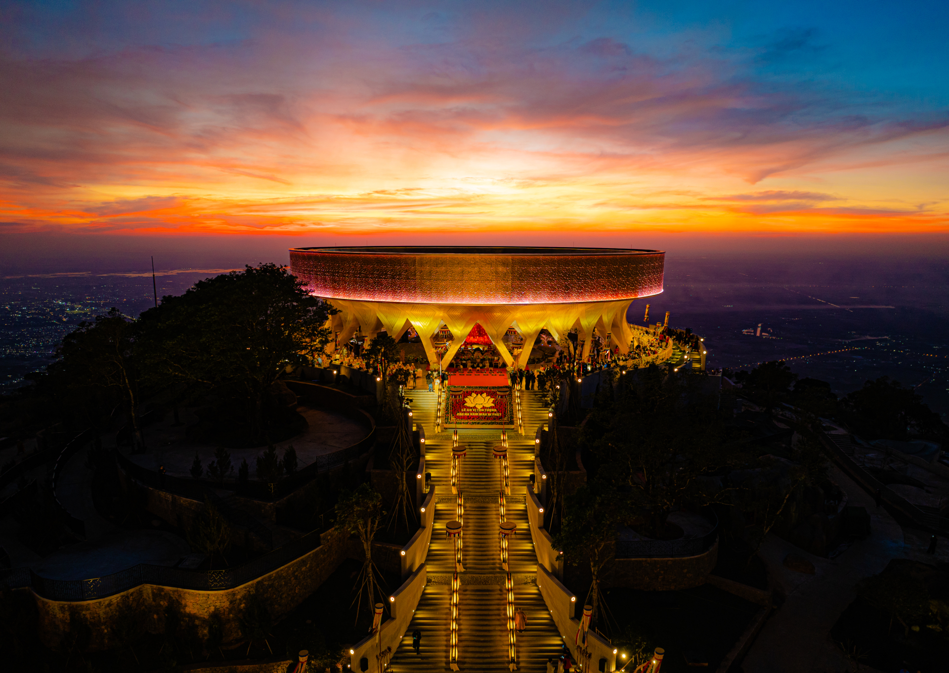 Vườn Ưu Đàm nơi ngự toạ của tượng Phật Câu Na Hàm Mâu Ni. Ảnh: Sun World Ba Den Mountain