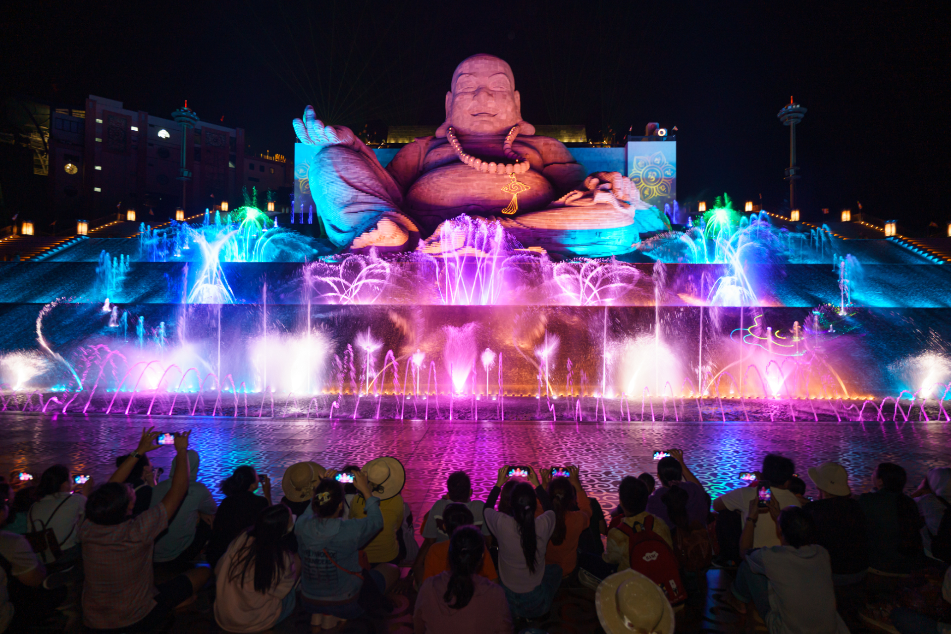 Show nhạc nước bên tôn tượng Bồ Tát Di Lặc. Ảnh: Sun World Ba Den Mountain