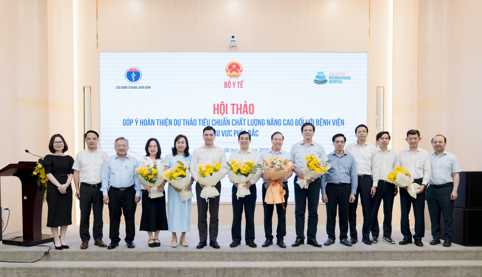 Lãnh đạo Tập đoàn Sun Group cùng Ban Giám đốc Bệnh viện Mặt Trời đón tiếp Lãnh đạo Cục Quản lý khám chữa bệnh tại hội thảo