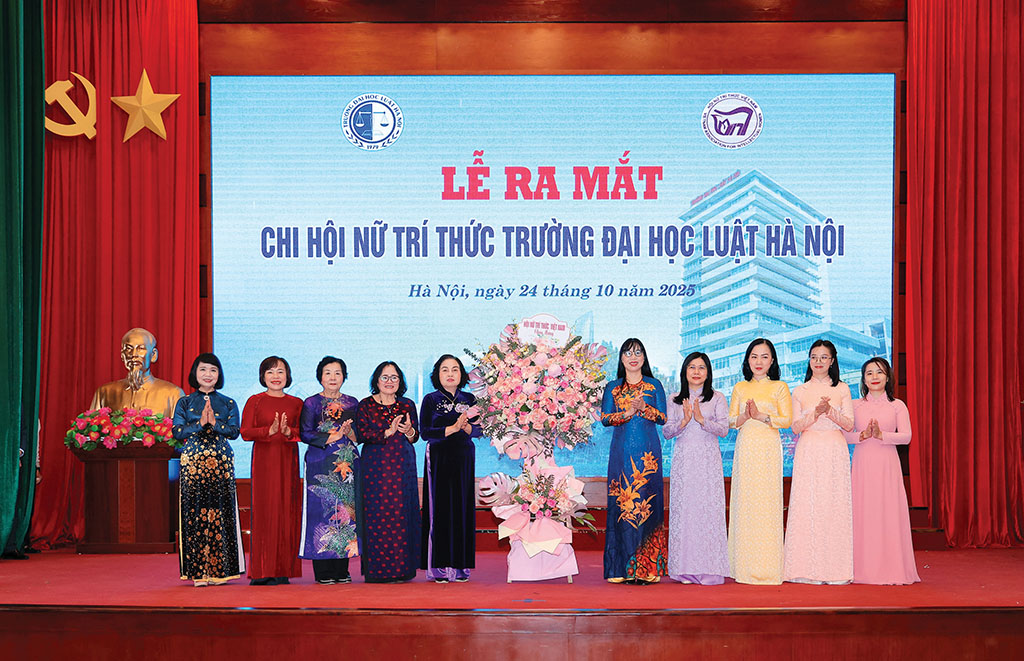 Lãnh đạo Hội Nữ trí thức Việt Nam tặng hoa chúc mừng Chi hội Nữ trí thức Trường Đại học Luật Hà Nội trong ngày ra mắt