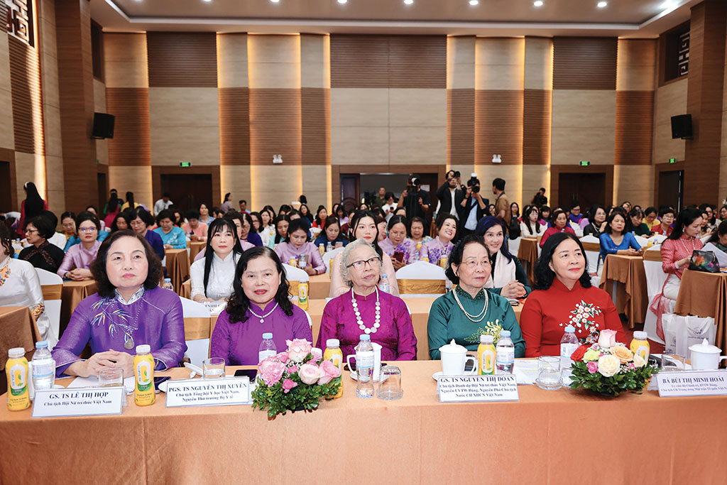 Các đại biểu tham dự buổi lễ tôn vinh và biểu dương Nữ trí thức tiêu biểu