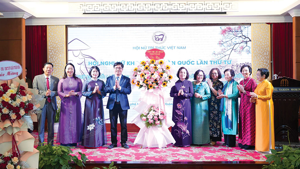 Lãnh đạo tỉnh Thừa Thiên Huế tặng hoa chúc mừng Hội nghị Nữ khoa học toàn quốc lần thứ 4