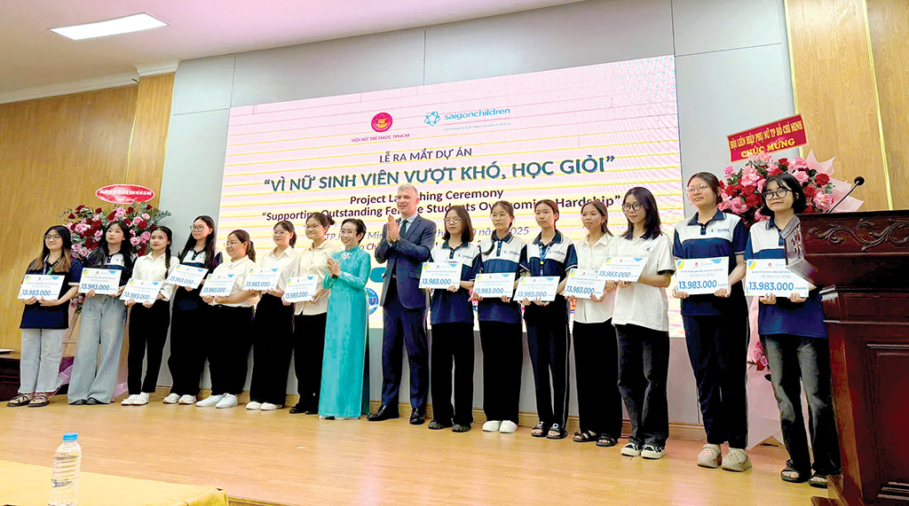 Tại Lễ ra mắt Dự án Vì nữ sinh vượt khó, học giỏi tổ chức ngày 26/10/2025, Hội Nữ trí thức TP.HCM đã trao học bổng cho 166 nữ sinh viên thuộc 10 trường đại học trị giá 2.321.178.000 đồng. Đây là năm thứ 11 Hội tổ chức lễ trao học bổng này