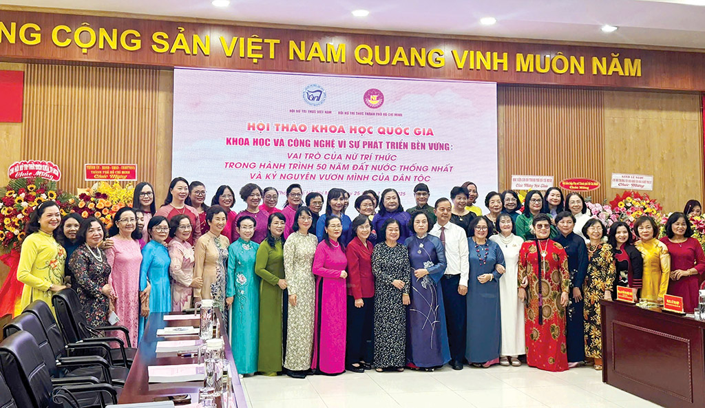 Lãnh đạo Trung ương & TPHCM chụp hình lưu niệm với đại diện đại biểu các tỉnh thành về dự Hội thảo Khoa học cấp Quốc gia.