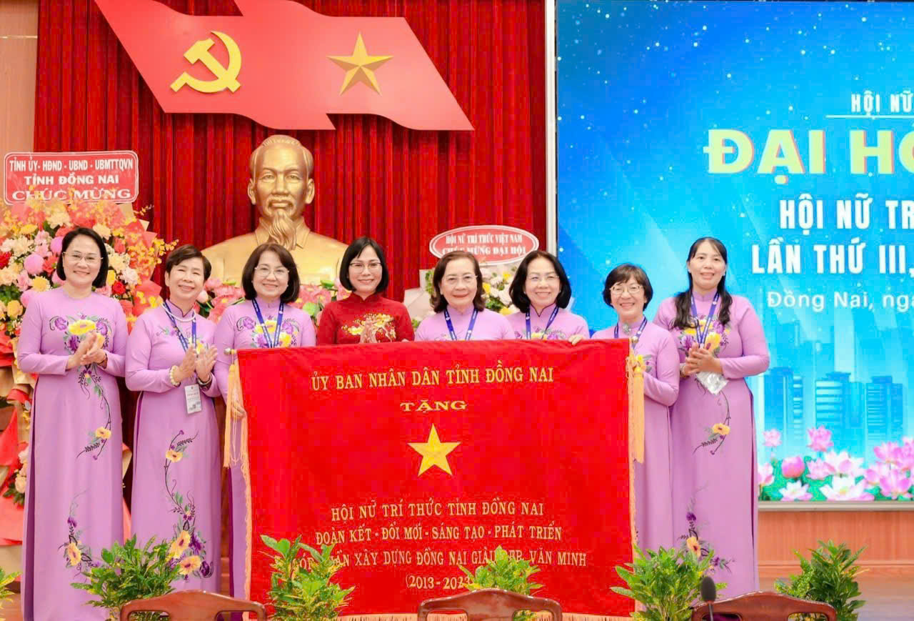 Lãnh đạo tỉnh tặng bức trướng tại Đại hội lần thứ 3, nhiệm kỳ 2023-2028