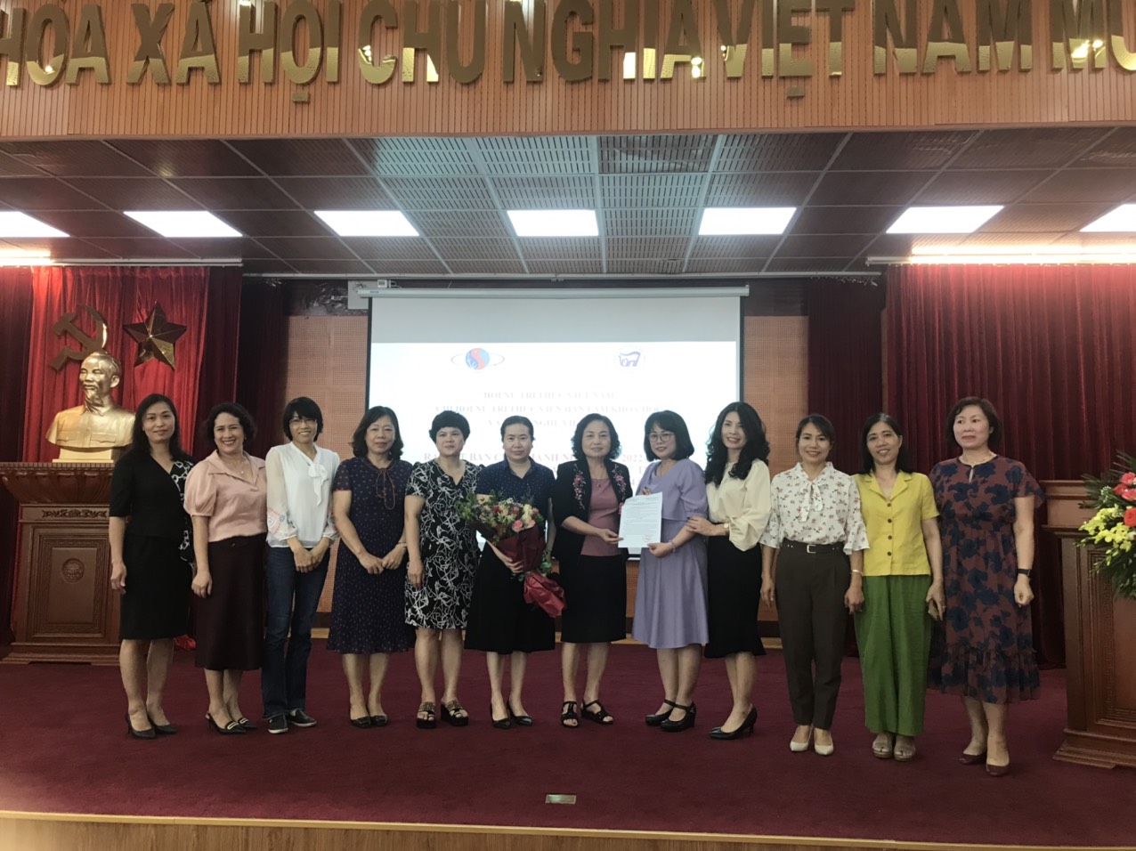 Ban chấp hành Chi hội Nữ trí thức Viện Hàn lâm Khoa học và Công nghệ Việt Nam.