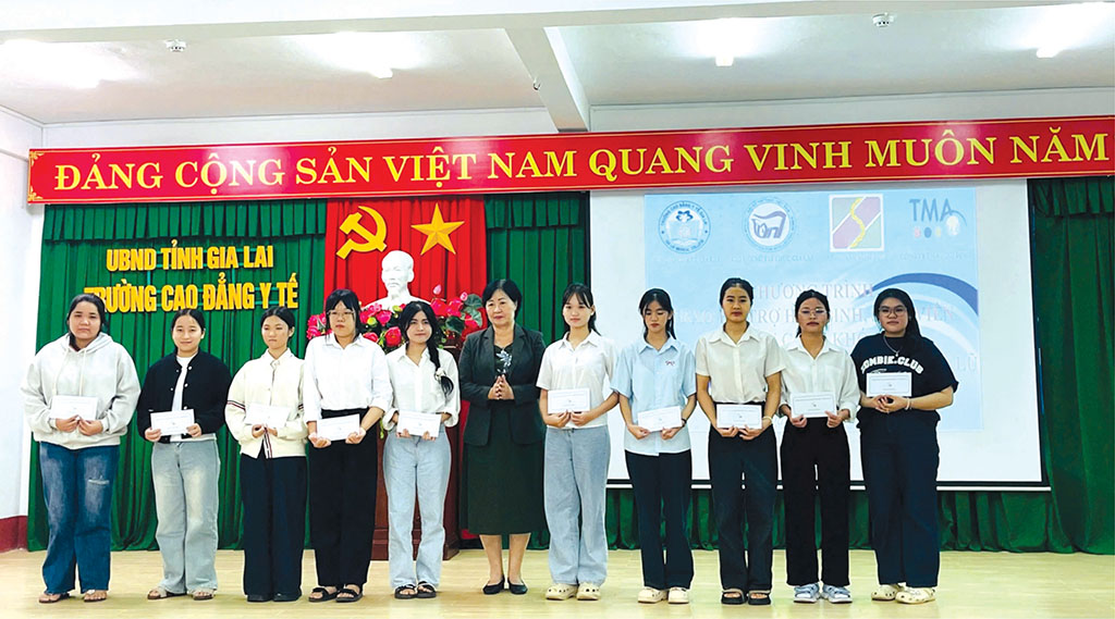 Bà Nguyễn Thị Thanh Bình, Chi hội trưởng Chi hội Nữ trí thức tỉnh trao quà tại Trường Cao đẳng Y tế tỉnh Gia Lai