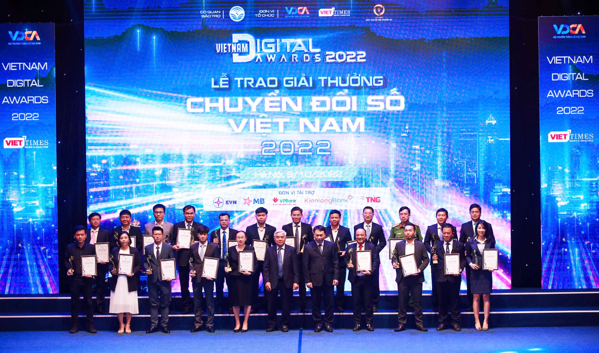 Bà Nguyễn Bích Luận, đại diện Nữ trí thức Quảng Ninh nhận Giải thưởng Chuyển đổi số Việt Nam.