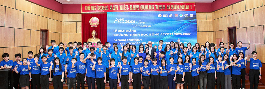 Trao giấy chứng nhận học bổng Access