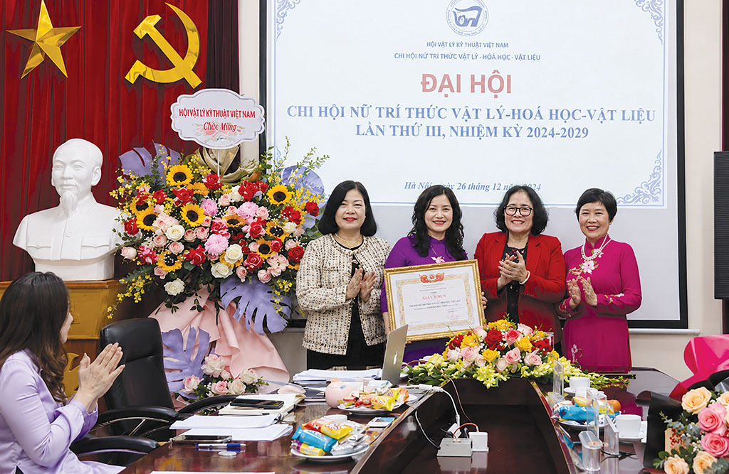 Lãnh đạo Hội Nữ Trí thức Việt Nam trao Bằng khen cho Chi hội Nữ trí thức Vật lý- Hóa học-Vật liệu.