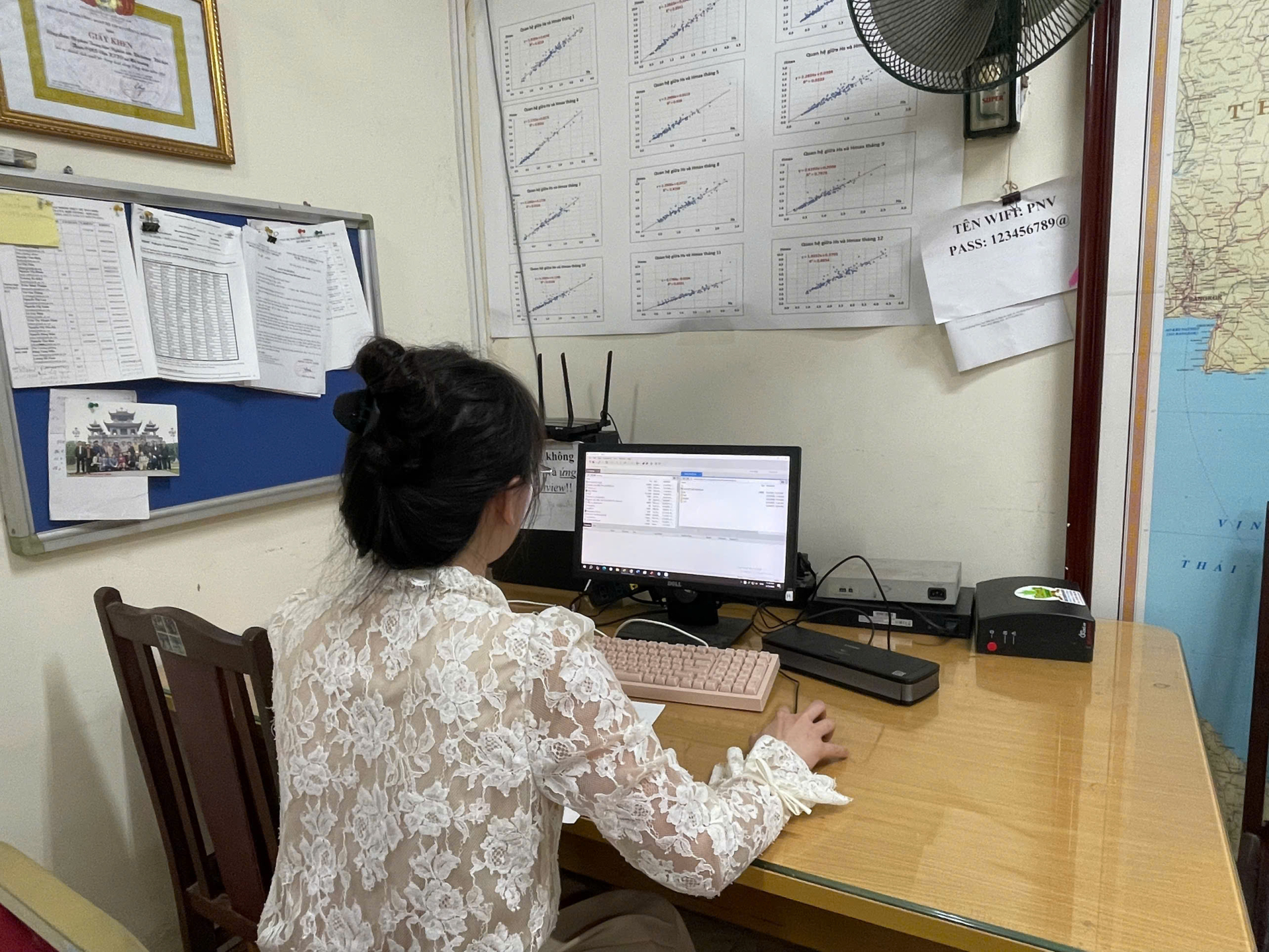 Những ca trực đêm lặng thầm khi các nữ trí thức “đi trước thiên tai một bước”.