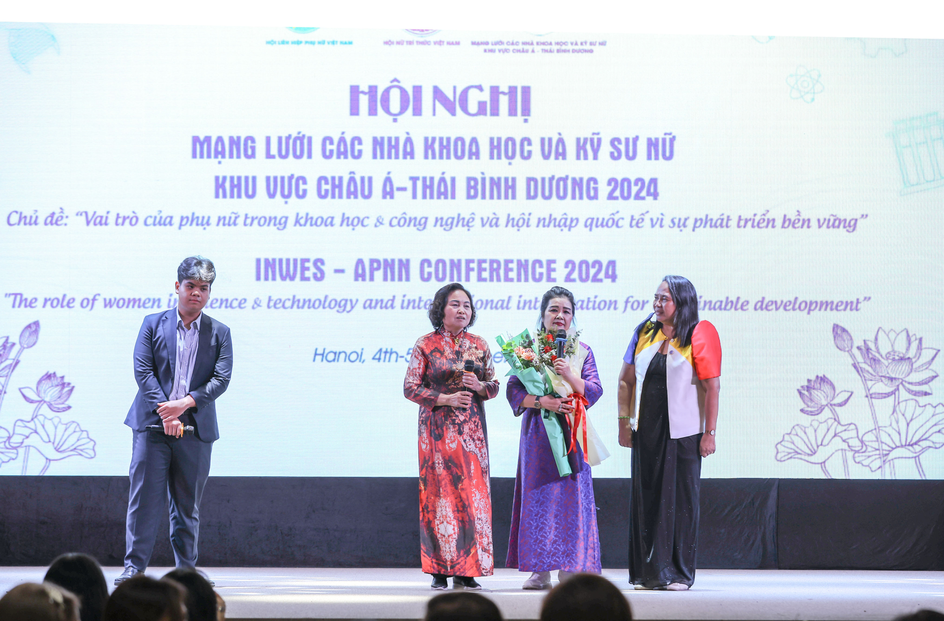 GS.TS Lê Thị Hợp, Chủ tịch Hội Nữ trí thức Việt Nam tặng hoa cảm ơn Chi hội Nữ trí thức Khối VHNT đã thực hiện chương trình nghệ thuật ấn tượng tại Hội nghị APNN năm 2024.
