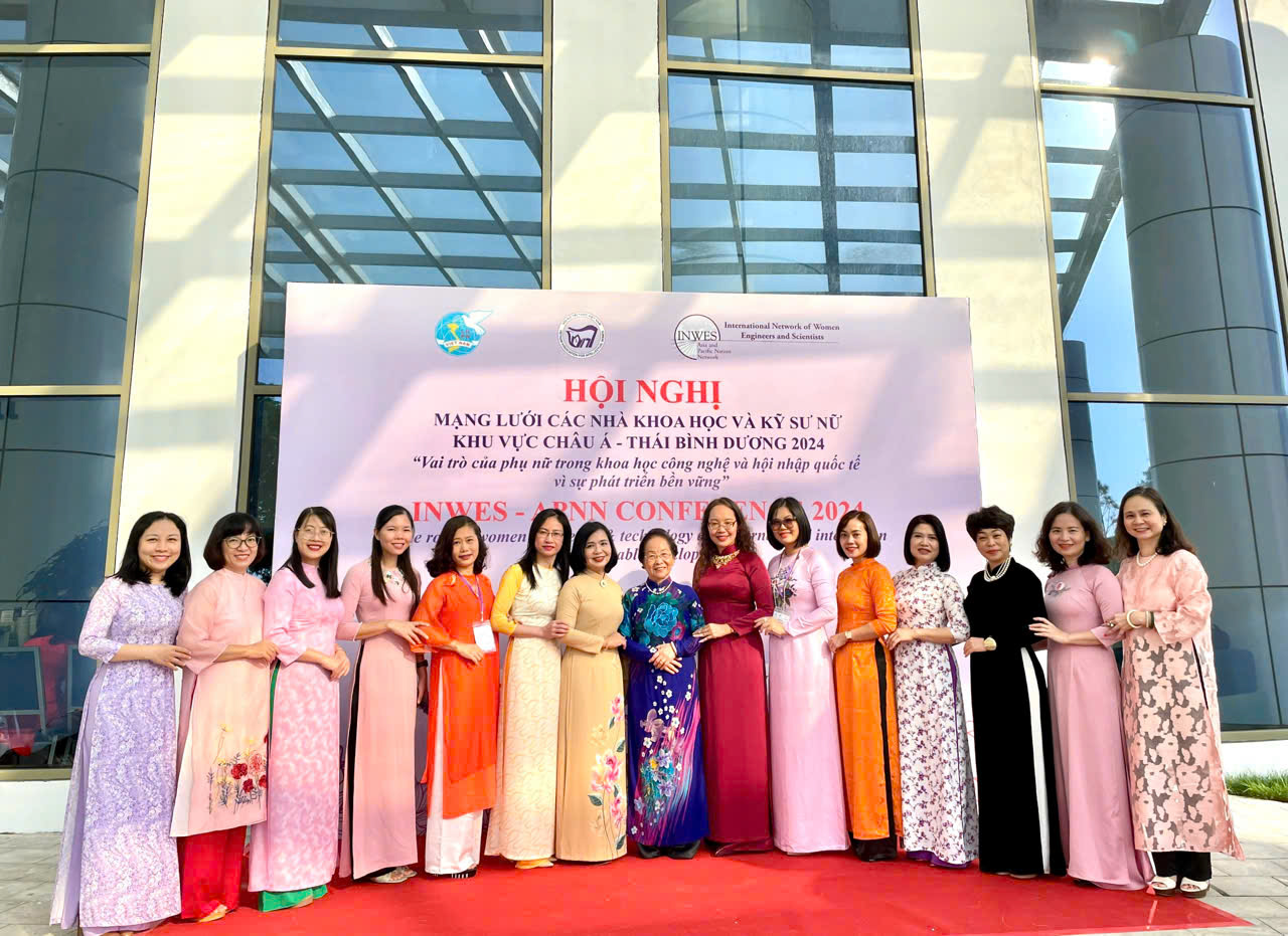 Chi hội Nữ trí thức TMU tham dự Hội nghị Mạng lưới các nhà khoa học và kỹ sư nữ khu vực châu Á – Thái Bình Dương năm 2024 chụp ảnh lưu niệm cùng GS.TS Nguyễn Thị Doan, nguyên Phó Chủ tịch nước, Chủ tịch Hội Khuyến học Việt Nam.