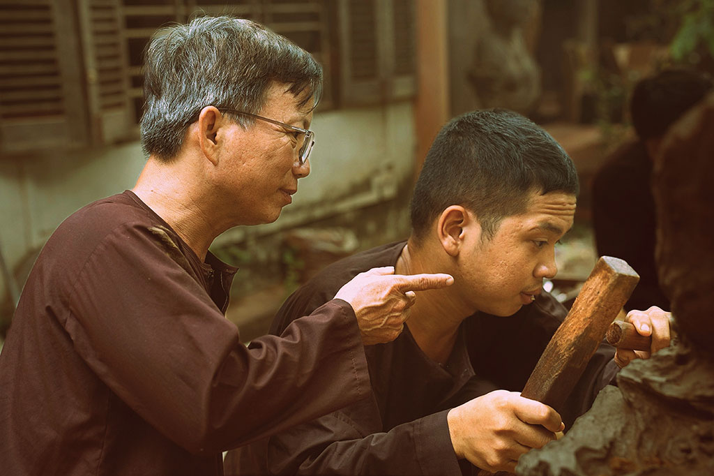 Niềm vui của ông Sướng, cũng như nhiều nghệ nhân lão làng nơi này vẫn luôn là mỗi ngày được sống cùng gỗ, nhìn lớp trẻ tiếp tục nối dài nghề mộc Kim Bồng qua từng thế hệ.