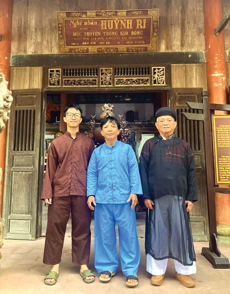 Ba thế hệ họ Huỳnh ở làng mộc Kim Bồng đã gìn giữ, phát triển nghề mộc truyền thống với ông nội Huỳnh Ri (phải), Huỳnh Sướng (giữa) và Huỳnh Tấn Quốc (trái).