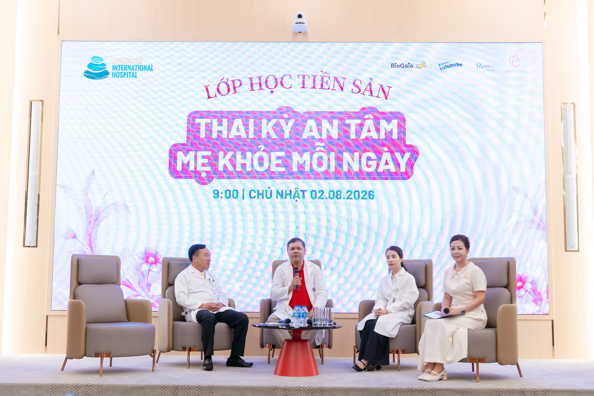 GS.TS.BS Trần Danh Cường – nguyên Giám đốc Bệnh viện Phụ sản Trung ương cùng nhiều chuyên gia, bác sĩ tham gia chia sẻ chuyên môn, siêu âm trực tiếp tại sự kiện