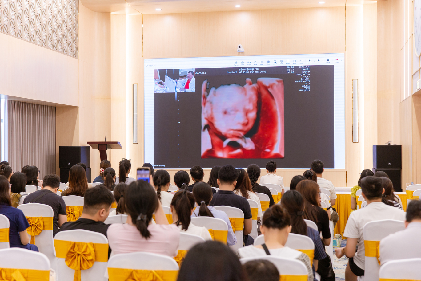 Lớp học Tiền sản do Bệnh viện Mặt Trời Hà Nội thu hút sự quan tâm của đông đảo mẹ bầu và người thân.