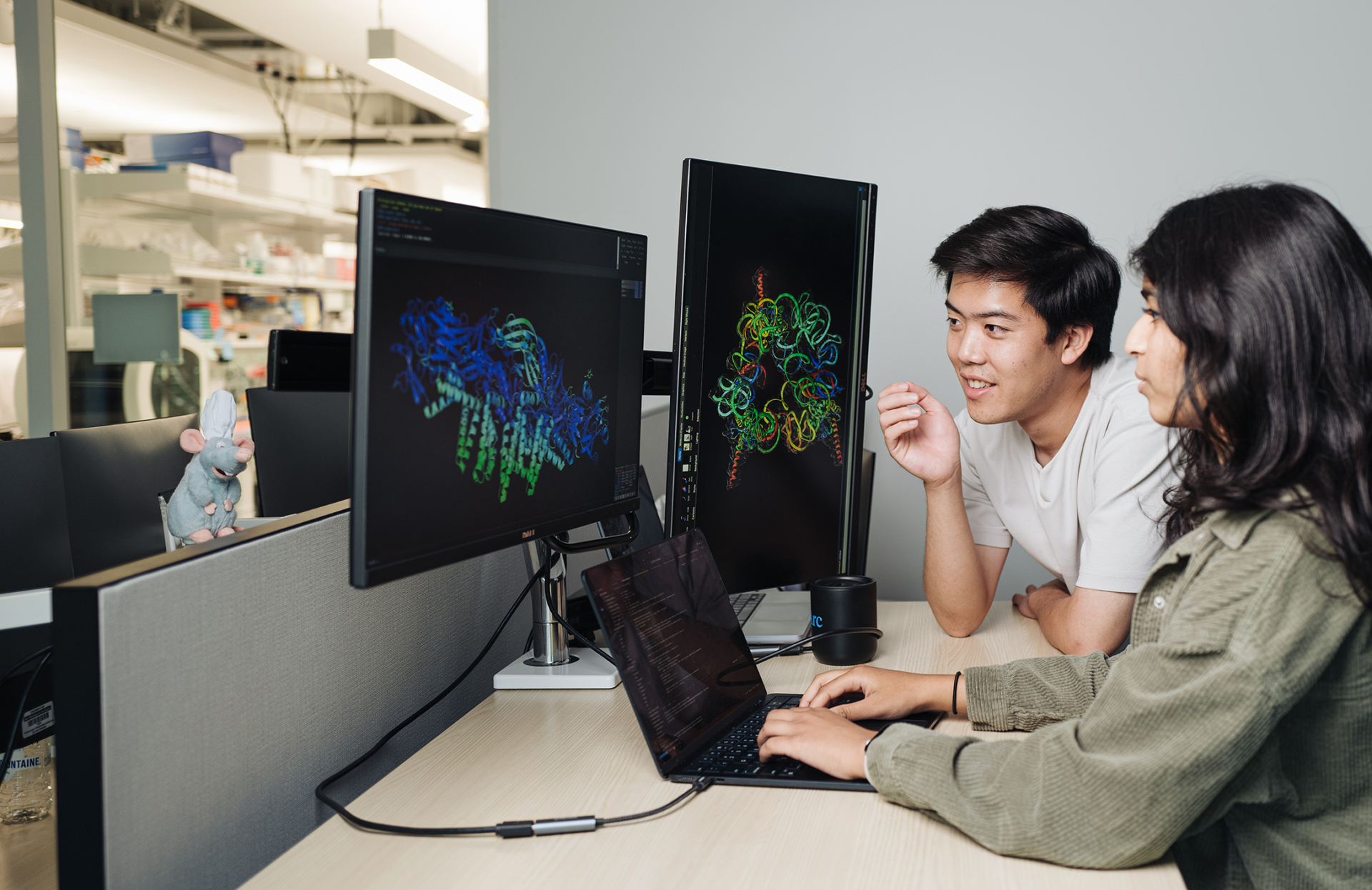 Ông Brian Hie và bà Aditi Merchant đang xem xét cấu trúc protein do công cụ Evo 2 tạo ra.