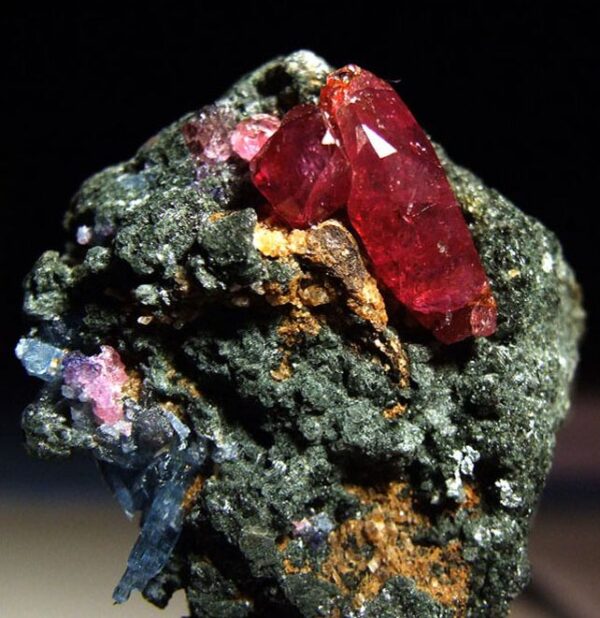 Những viên ruby trên Trái Đất có được sắc màu rực rỡ nhờ một lượng nhỏ crom.