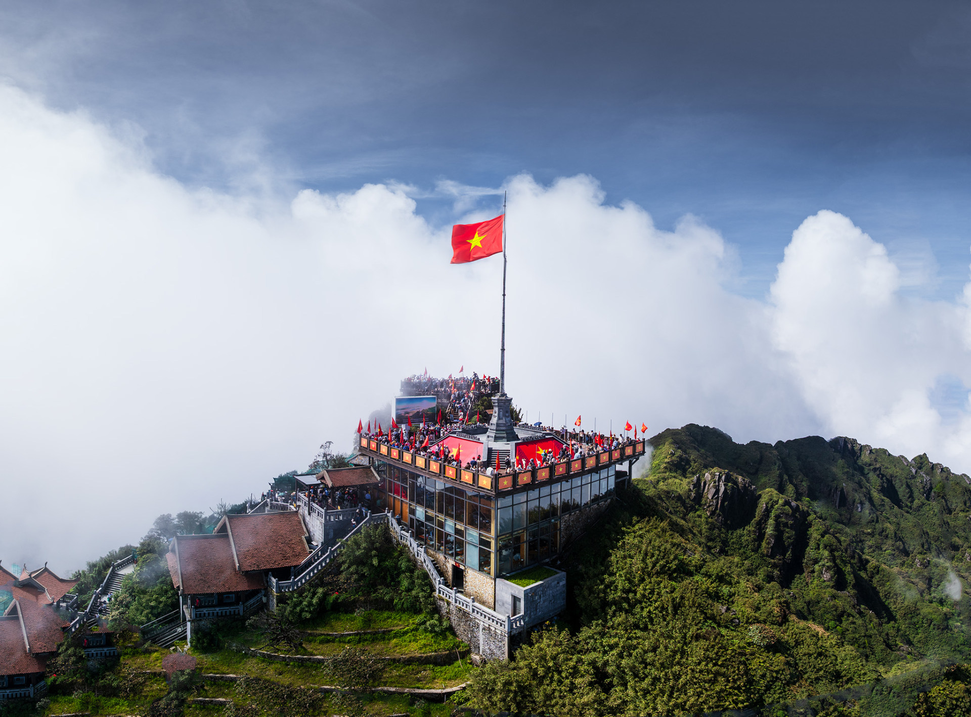 Sun World Fansipan Legend khoác lên mình sắc cờ hoa rực rỡ, nổi bật những lá cờ Tổ quốc tung bay.