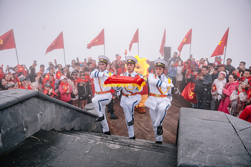 Lễ thượng cờ trên đỉnh Fansipan.