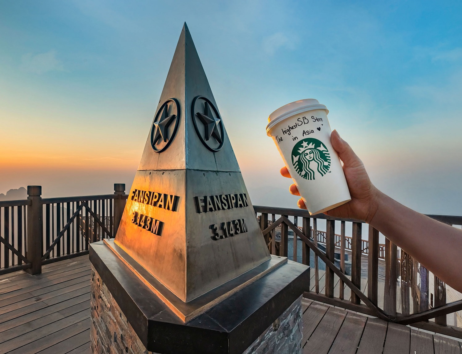 Thưởng thức Starbucks Fansipan - cửa hàng Starbucks cao nhất châu Á.
