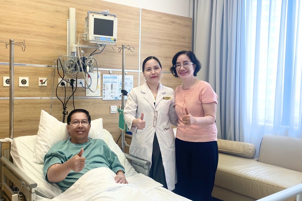 ThS.BS Đỗ Nguyễn Thùy Đoan Trang bên cạnh bệnh nhân và gia đình
