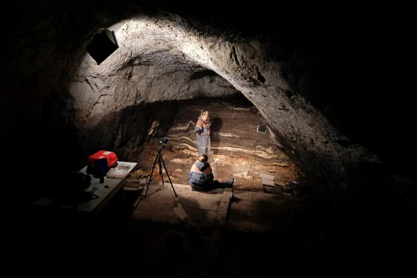 Hang Denisova ở Siberia, nơi tìm thấy hóa thạch của người Denisova, người Neanderthal và người Homo sapiens (Ảnh: Eddie Gerald/Alamy Stock Photo)