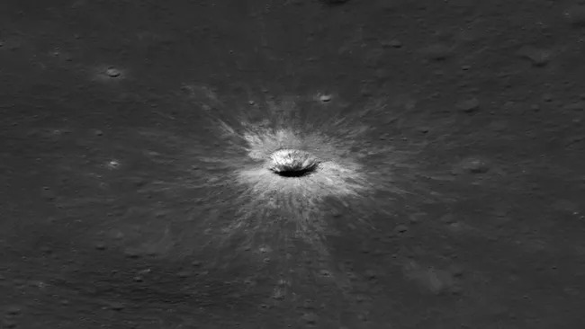 Hình ảnh hố va chạm được camera trên tàu quỹ đạo Lunar Reconnaissance Orbiter của NASA chụp hồi tháng 3 năm 2026 (Ảnh: NASA Goddard/Intuitive Machines)