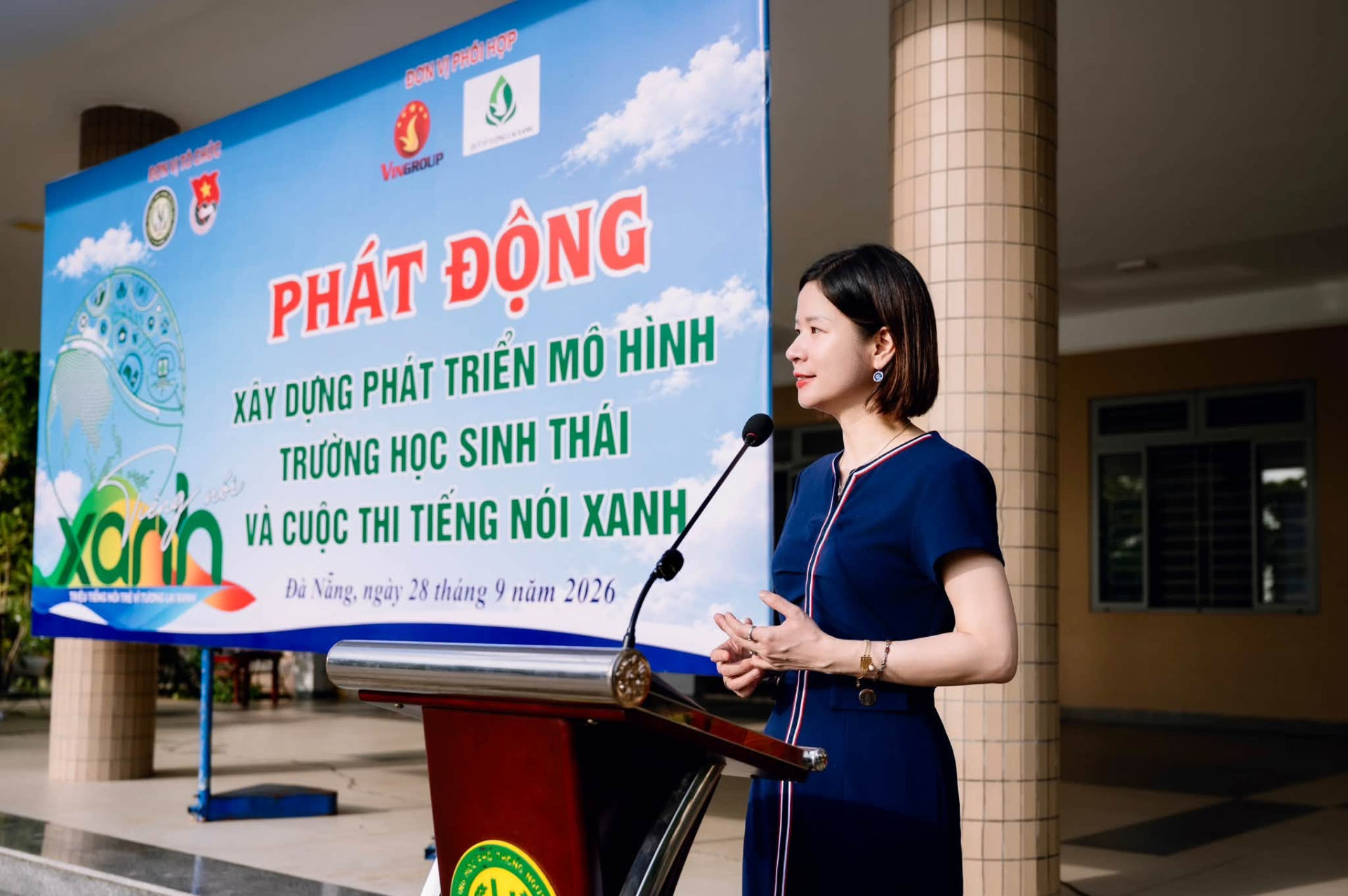 TS. Lê Thái Hà - Giám đốc Điều hành Quỹ Vì tương lai xanh - giới thiệu về cuộc thi Tiếng nói Xanh mùa 4 tại với học sinh tại Trường THPT Nguyễn Văn Thoại, Đà Nẵng. (Ảnh: BTC)