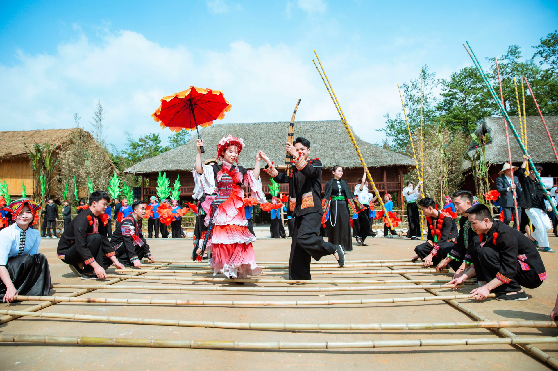 Mục sở thị tam giác mạch khoe sắc, hoa xác pháo tím điểm tô đỉnh Fansipan