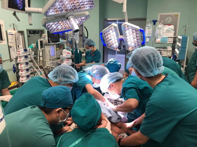 Hơn 100 y, bác sĩ đã cùng phối hợp tiến hành ca phẫu thuật cho 2 bé Trúc Nhi và Diệu Nhi