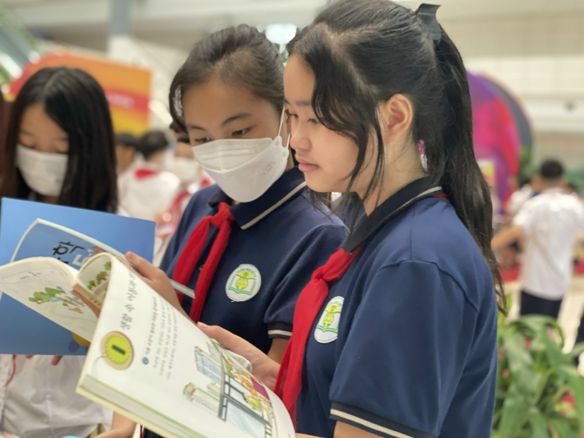 Có bảy địa phương trên cả nước miễn phí sách giáo khoa cho học sinh phổ thông từ năm học 2026-2027. Ảnh: Vĩnh Hà
