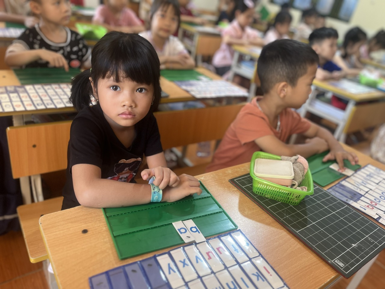 Học sinh dân tộc thiểu số rất ít người được hưởng nhiều chế độ ưu tiên trong suốt quá trinh học tập từ mầm non, đến phổ thông, đại học và sau đại học. Ảnh: VĨNH HÀ