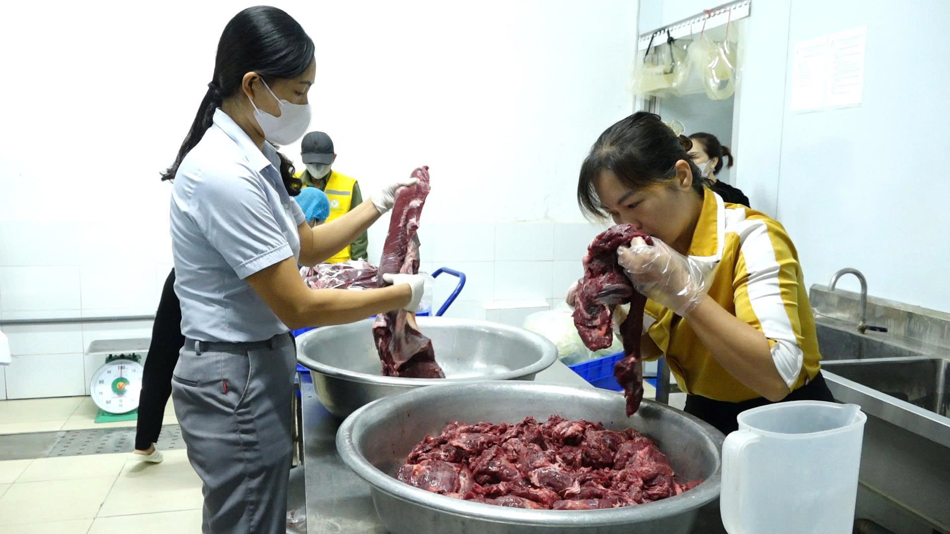 Kiểm tra chất lượng thực phẩm cung cấp cho bữa ăn bán trú