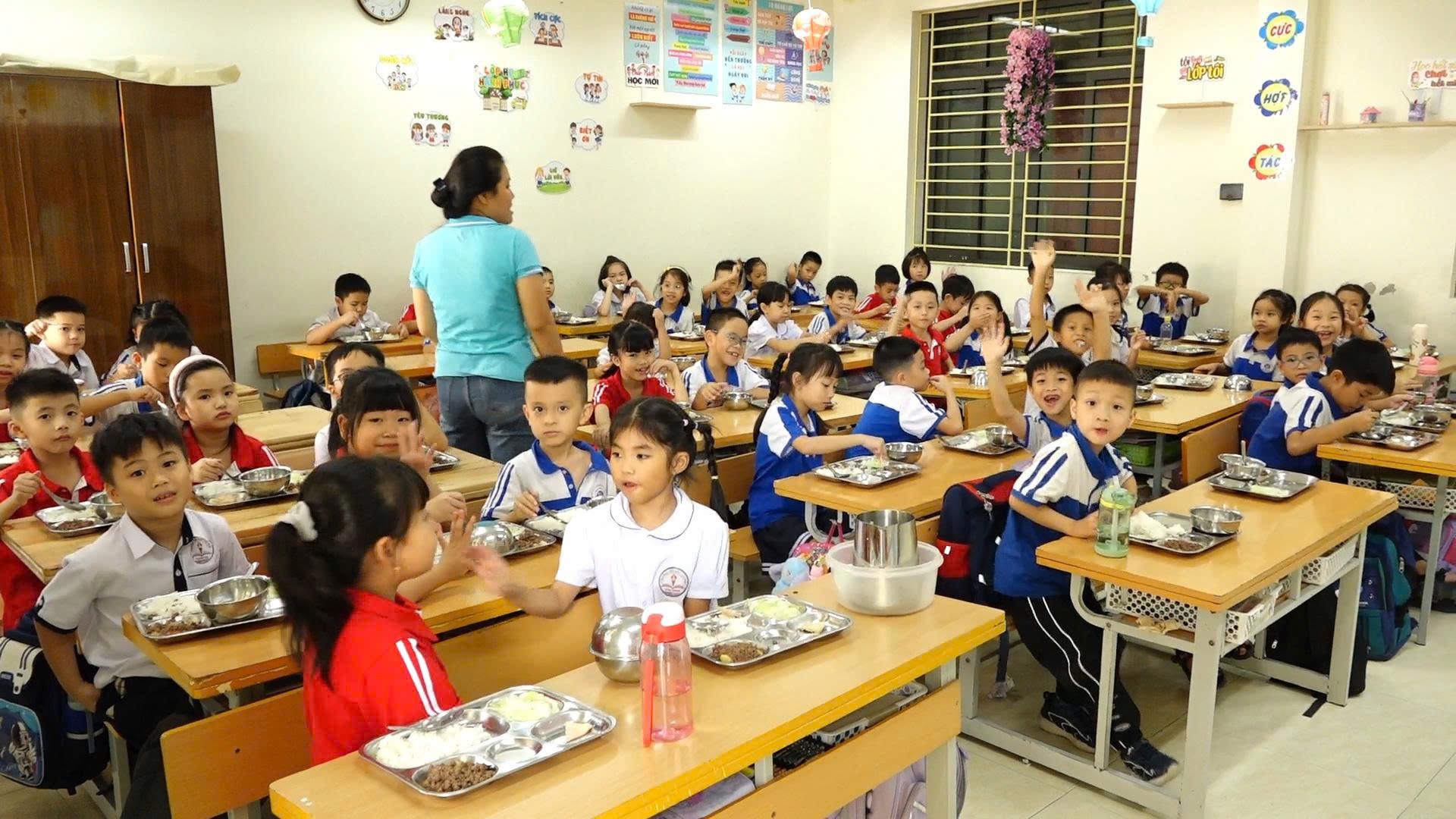 Học sinh nhận suất ăn bán trú tại lớp học