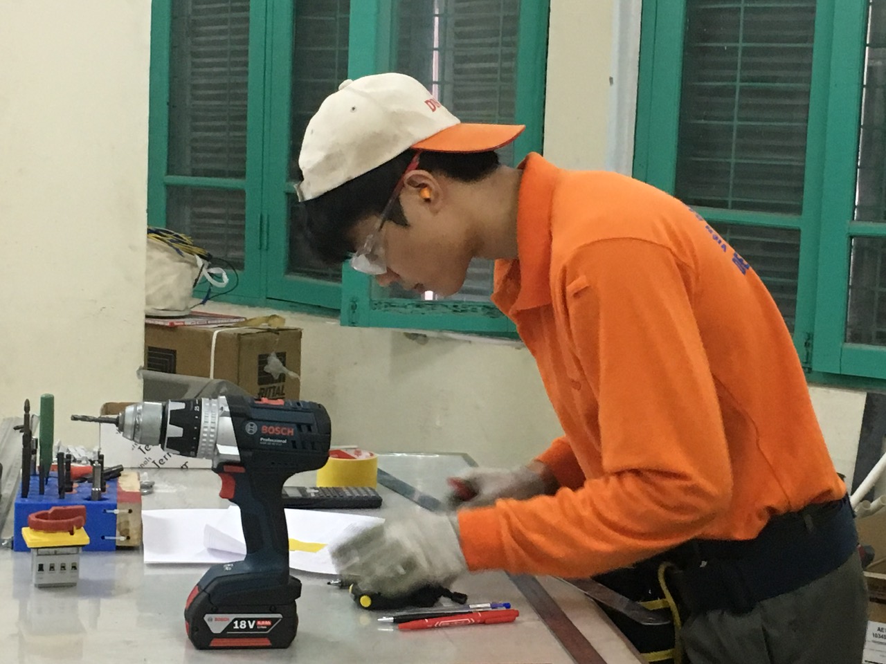 Học viên trường cao đẳng cơ điện Hà Nội luyện thi tay nghề. Ảnh: VĨNH HÀ