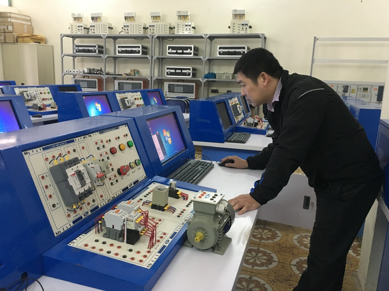 Nhiều quan tâm đến đào tạo các ngành STEM. Ảnh: VĨNH HÀ