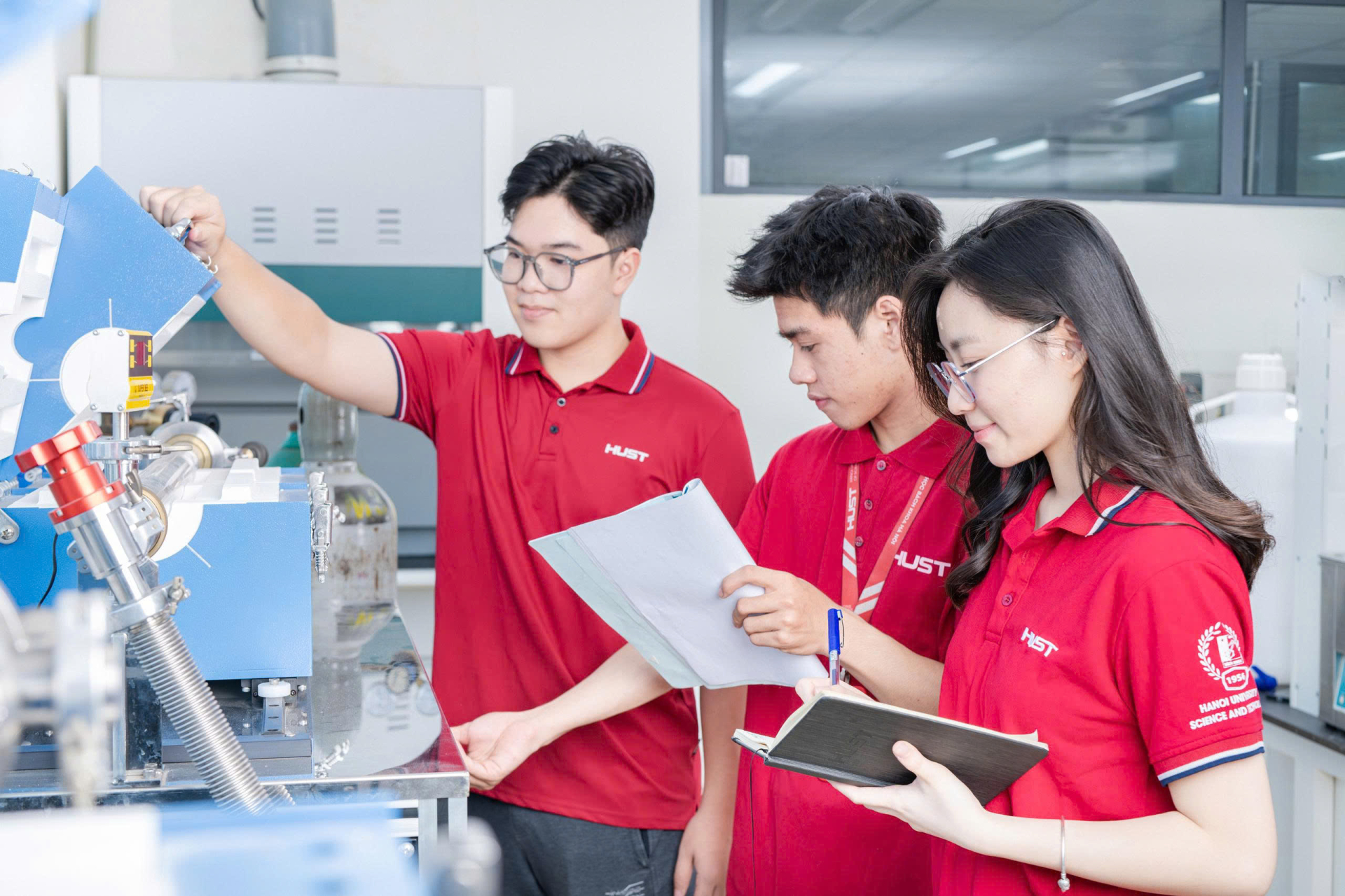 Sinh viên của Đại học Bách khoa Hà Nội trong phòng thí nghiệm
