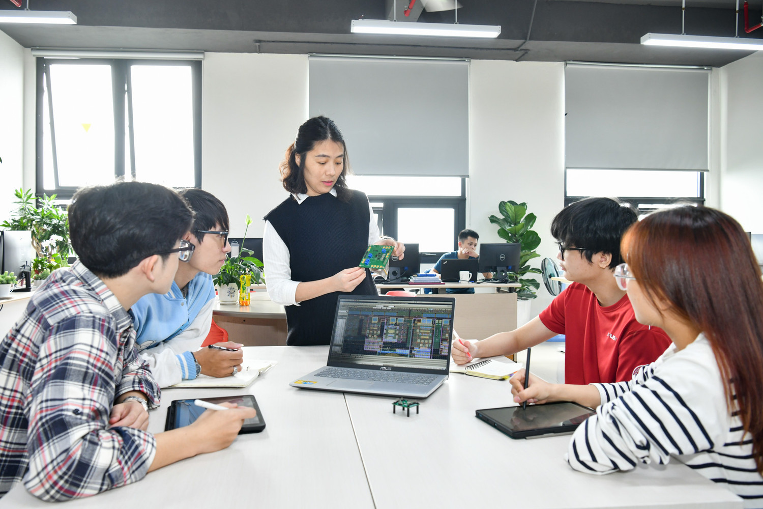 PGS.TS Phạm Nguyễn Thanh Loan hướng dẫn sinh viên tại phòng lab