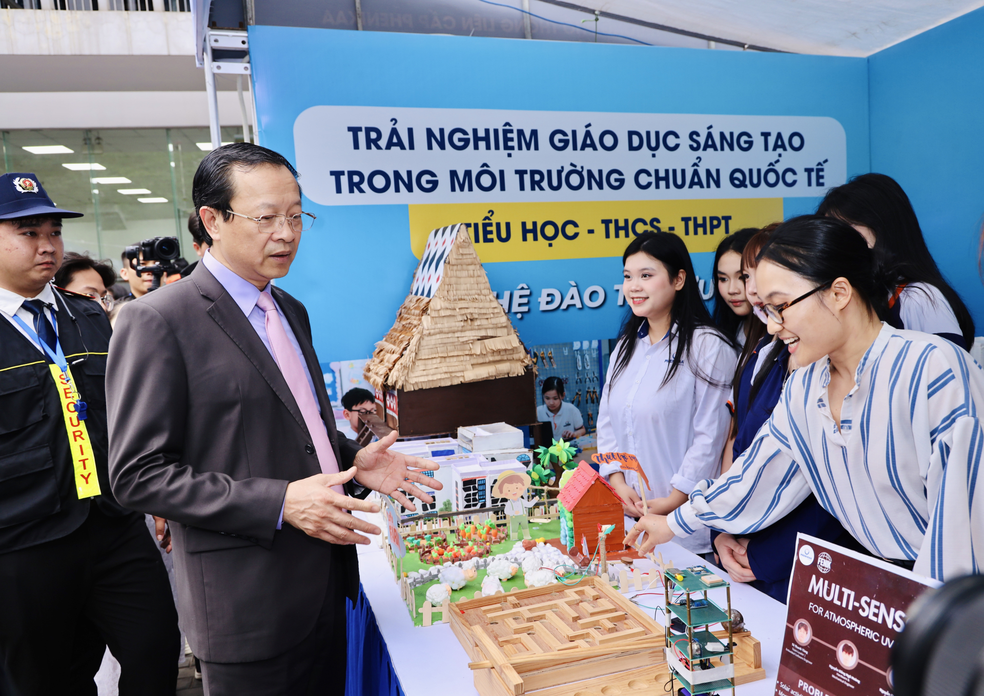 Lãnh đạo Bộ Giáo dục và Đào tạo nghe học sinh phổ thông trình bày về dự án nghiên cứu khoa học