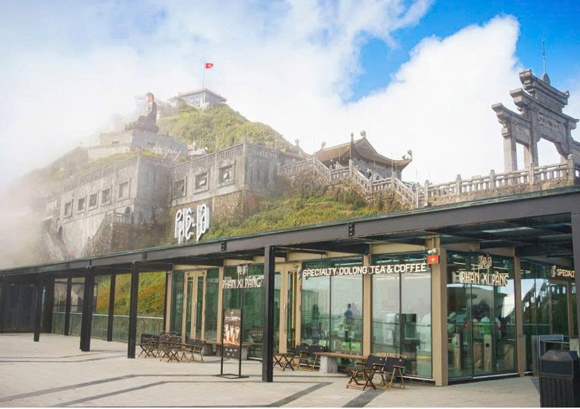   Ngày 31/7, Phê La chính thức khai trương cửa hàng Phê La Phan Xi Păng tại độ cao 3.143m  