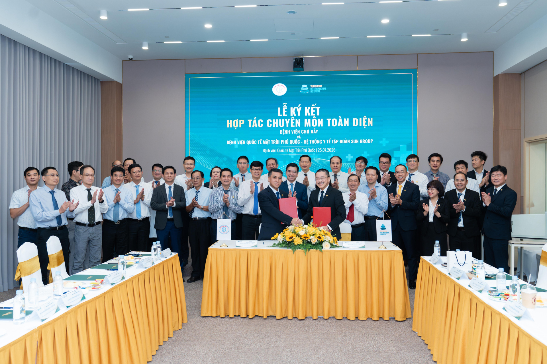 Tại lễ ký kết hợp tác chuyên môn toàn diện giữa Bệnh viện Quốc tế Mặt trời và Bệnh viện Chợ Rẫy