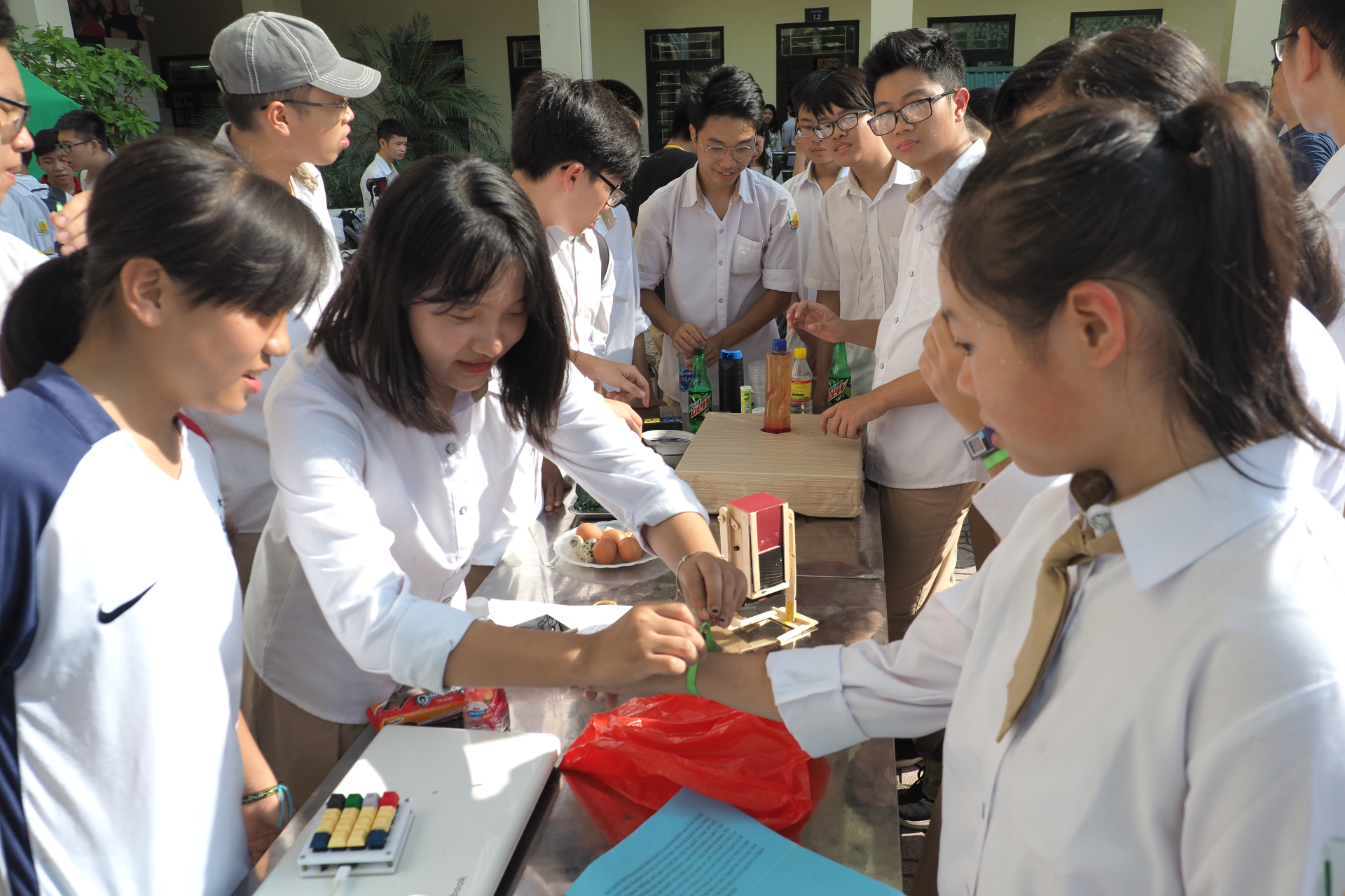 Trong một ngày hội trải nghiệm của học sinh trường THPT Phan Huy Chú - Đống Đa (Hà Nội)