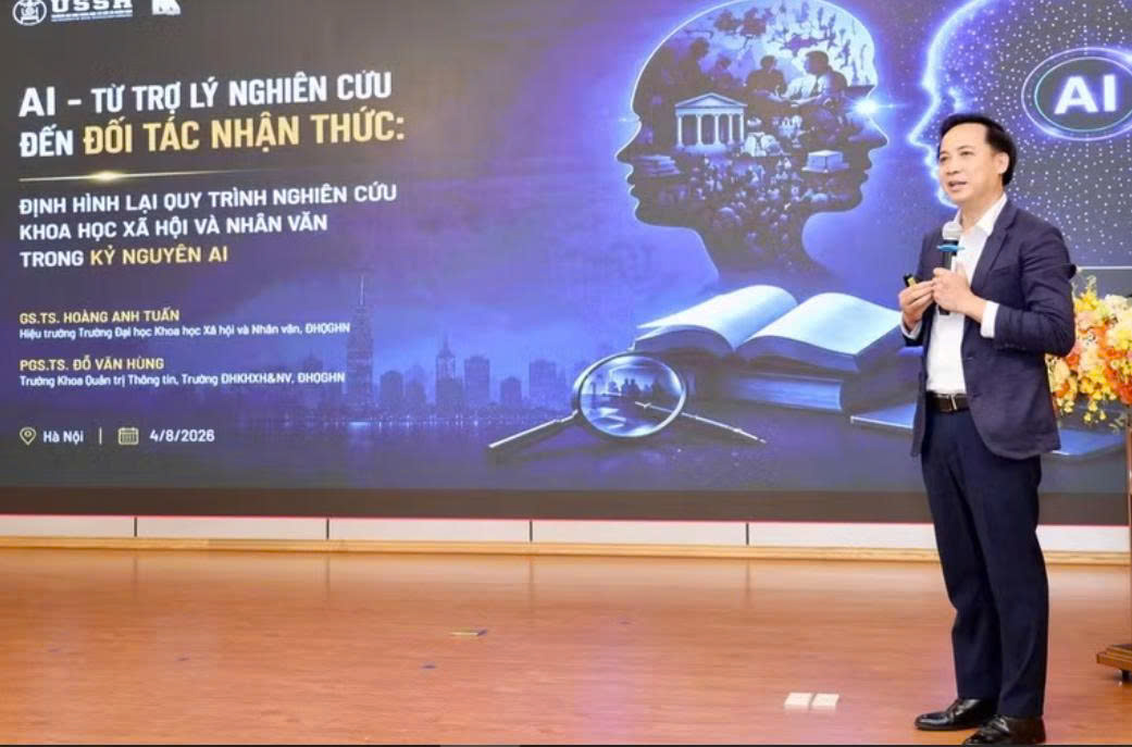 PGS.TS Đỗ Văn Hùng, Trưởng khoa Quản trị thông tin, Trường Đại học Khoa học Xã hội và Nhân văn (Đại học Quốc gia Hà Nội) tham luận tại hội thảo.