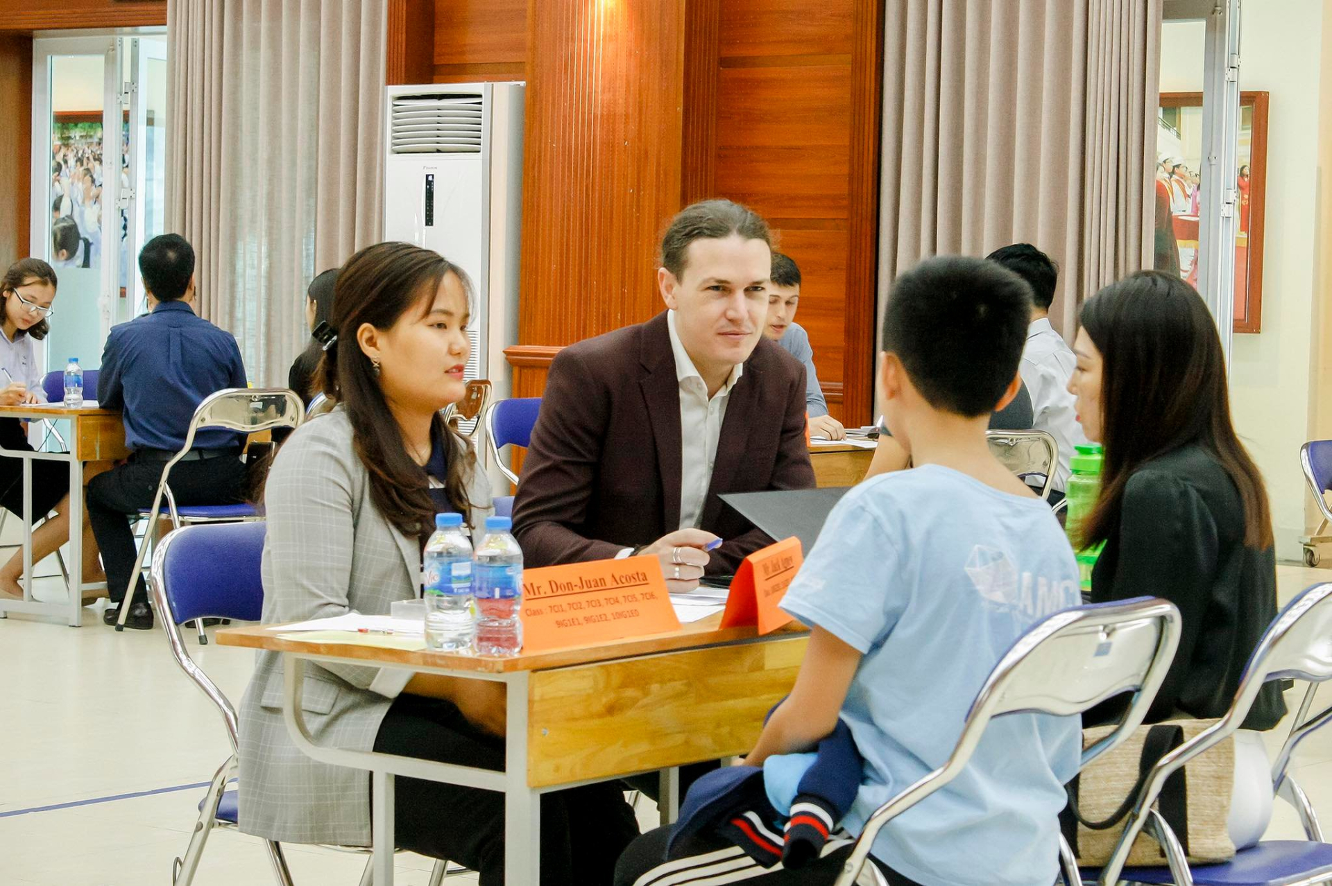 Một số trường phổ thông có yếu tố nước ngoài ở Hà Nội áp dụng hình thức trao đổi với phụ huynh 1-1 thay cho việc họp phụ huynh như truyền thống