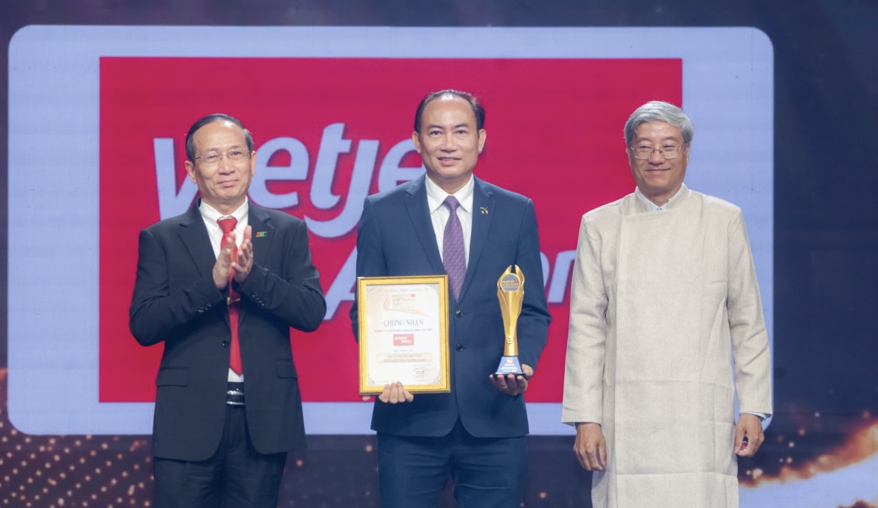 Phó Tổng giám đốc Thường trực Vietjet Tô Việt Thắng đã đại diện hãng nhận giải thưởng.